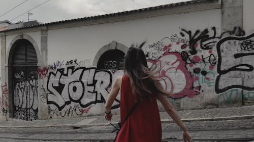 Una Mujer Bailando Alegremente En Una Calle Inclinada