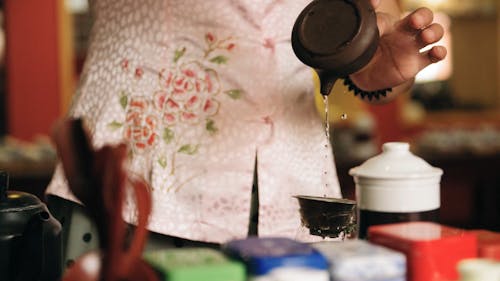 Een Persoon Giet Water Op Een Zeef Beker Bij Het Maken Van Thee