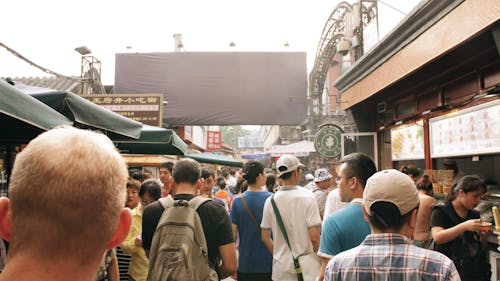 Une Rue Commerçante Pleine De Monde