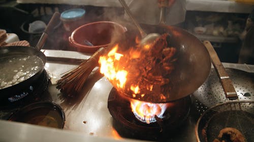 Cozinhar Um Prato De Caranguejo Na Cozinha