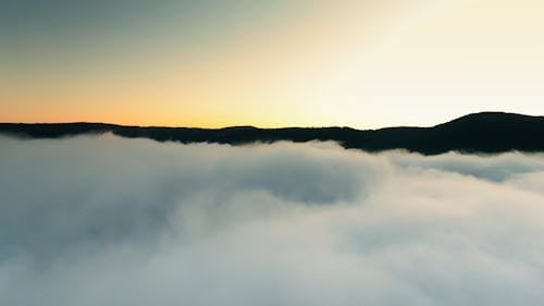 Awan Berbaring Rendah Menutupi Sisi Gunung