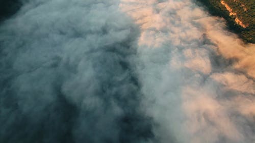 Luchtfoto Beelden Van Dichte Mist Over Het Oppervlak Van Een Meer