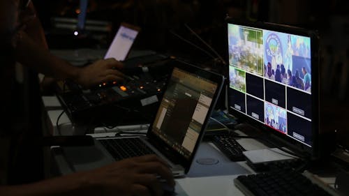 Close Up De Gadgets E Painéis De Controle Usados Por Técnicos Em Uma Sala De Controle