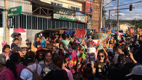 Люди на улице устраивают фестивальный парад