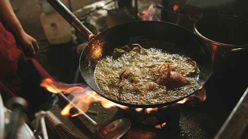 Frittura Profonda Di Un Granchio In Un Wok A Fuoco Alto