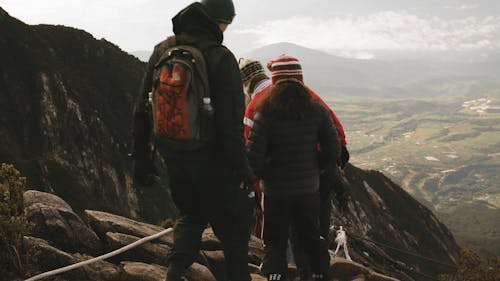 人們在一條山路上徒步旅行