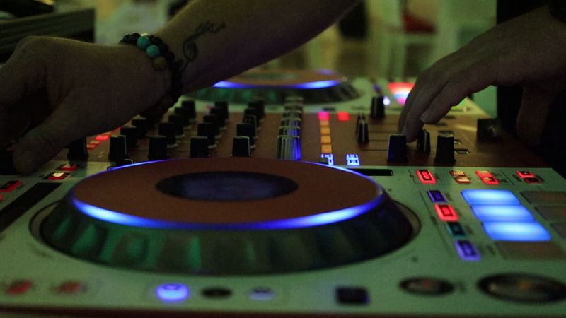 充满活力的夜总会 Dj 表演 · 免费素材视频