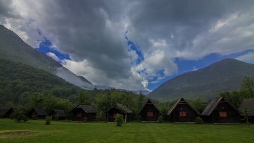 Деревянные домики для путешественников, построенные в горной долине