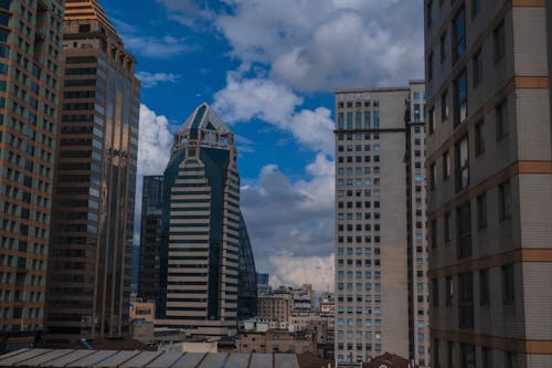 Nuvens Se Movem Sobre E Acima De Uma Cidade