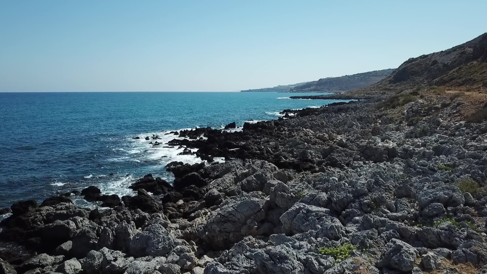 Wellen Cliffs Tiefer Flug über Klippensteine、Leichte Wellen、Panorama Landschaft · 免费素材视频