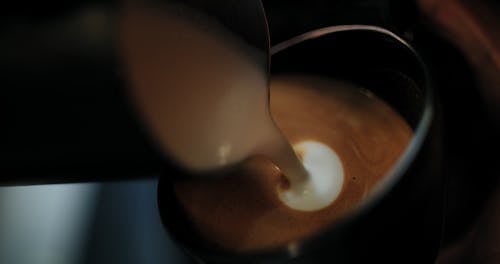 바텐더의 커피 만들기 예술
