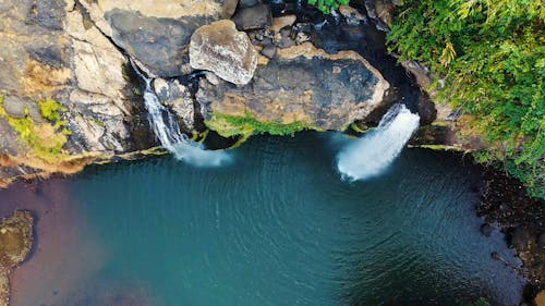 Каскад водопадов с горного обрыва