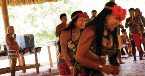 Mulheres De Uma Tribo Dançando Em Um Ritual Tradicional