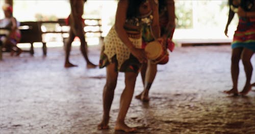 Mulheres De Uma Tribo Realizando Um Ritual De Dança