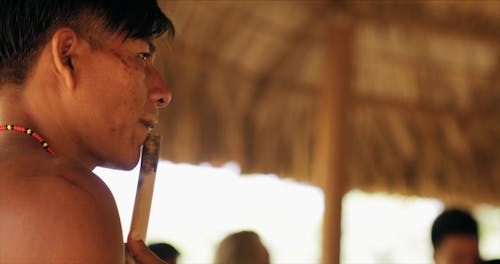 Um Homem Da Tribo Tocando Um Instrumento Musical