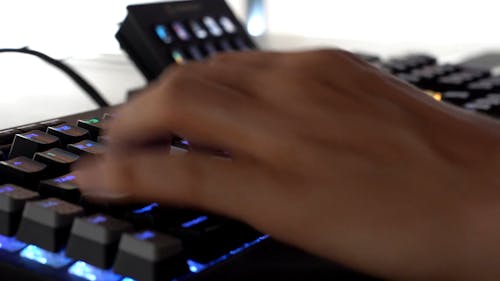 Une Main Travaillant Sur Un Clavier D'ordinateur