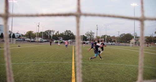 Sebuah Game Sepak Bola Yang Dimainkan Oleh Sekelompok Pria