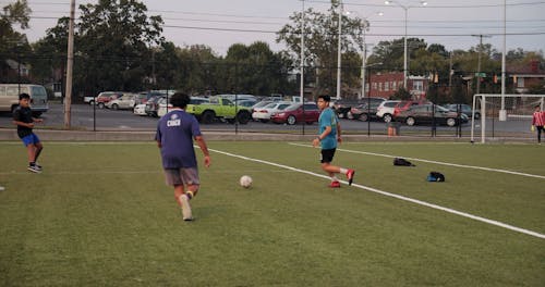 Anak Laki Laki Bermain Sepak Bola