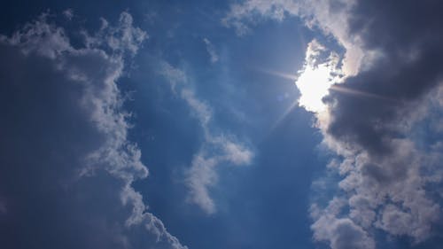 La Formación De Nubes Cubre El Rayo De Sol