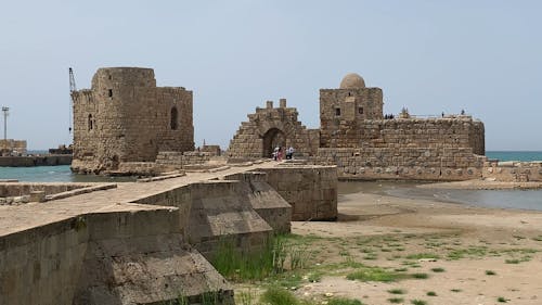 海沿いの城跡を訪れる観光客