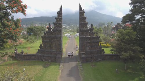 Monumen Beton Di Taman