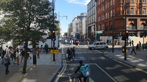 Una Calle Muy Transitada En La Ciudad