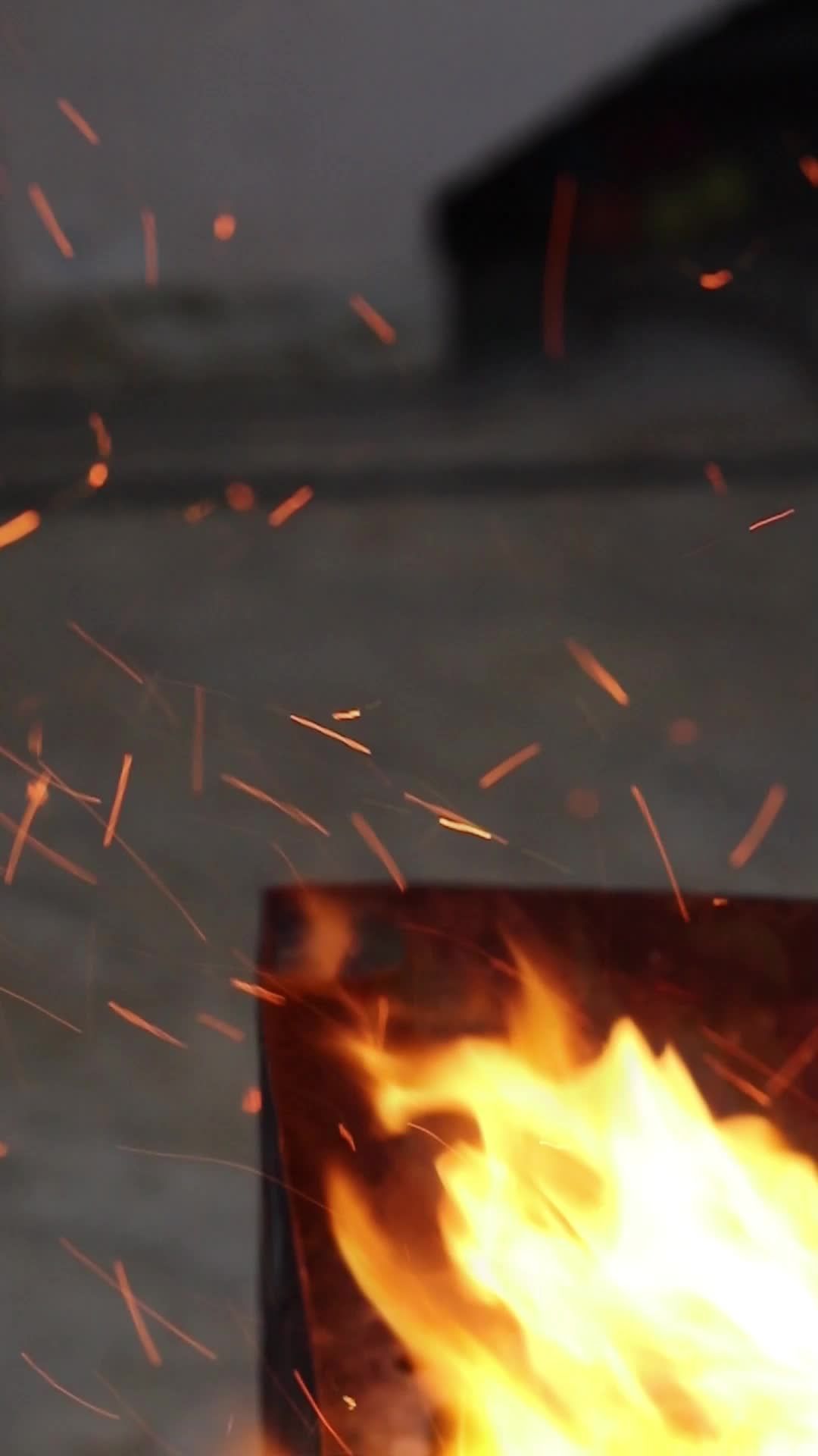 Llamas Y Chispas Intensas En Una Chimenea Al Aire Libre · Vídeo de ...