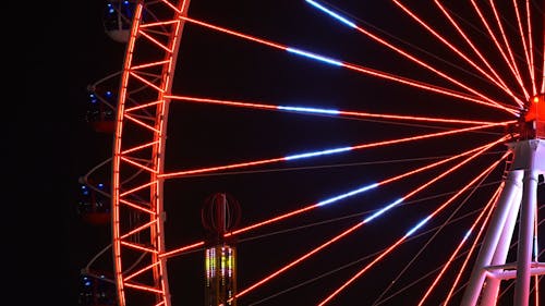 Una Noria Gigante Se Enciende En La Noche