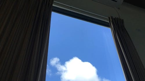 空の雲のタイムラプス映像ガラス窓