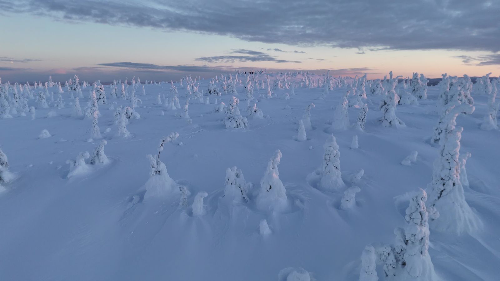 Paisaje nevado de Laponia al atardecer