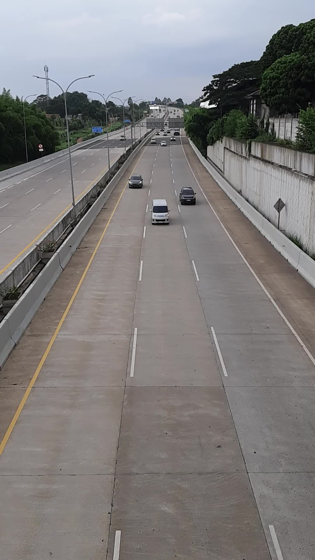 Lalu Lintas Padat Di Jalan Raya Atau Jalan Tol Yang Ramai Saat Matahari ...