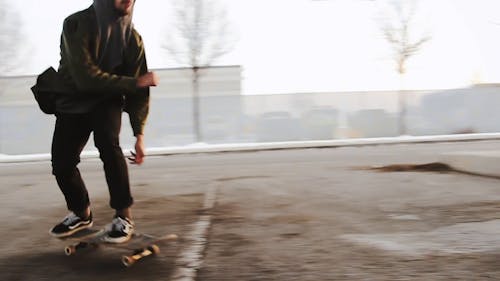 Slow Motion Beelden Van Een Skateboarder Trucs Doen Aan De Straatkant Onder Een Brug