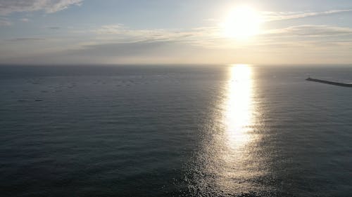 Отражение солнечных лучей отражается от поверхности моря