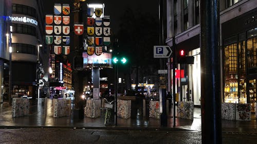 Logotipos Em Exibição Na Leicester Square, Em Londres