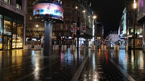 Een Natte Straat In Londen Na De Regen