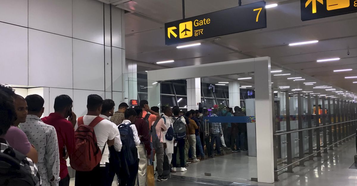Busy Airport Queue at Gate 7 Free Stock Video Footage, Royalty-Free 4K ...