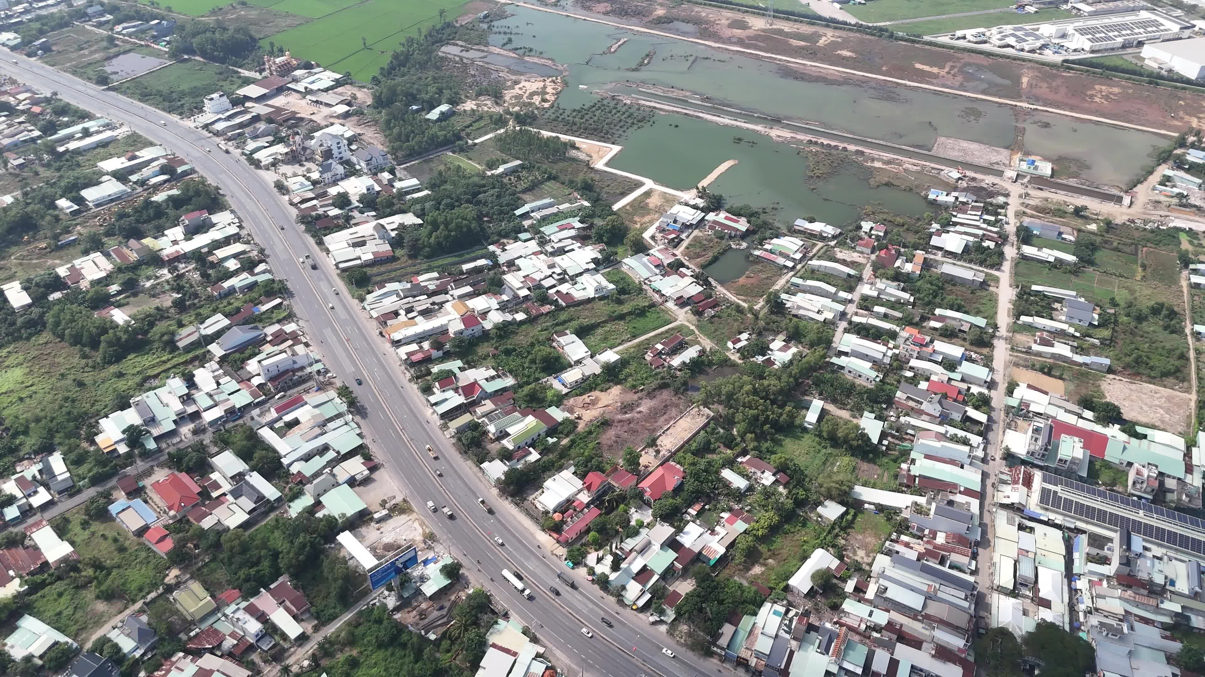 Vista Aérea Del Paisaje De Un Pueblo Rural · Vídeo de stock gratuito