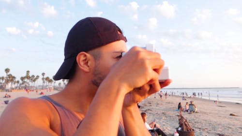 Homem Tirando Foto Na Praia Cheia De Gente