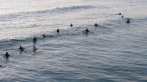 Gente Nadando Y Disfrutando De Las Olas
