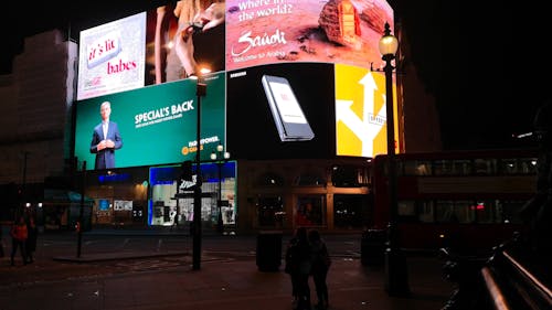 Рекламный щит с подсветкой вдоль улицы