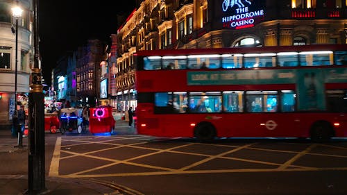 Orang Lalu Lintas Di Jalan Kota London Pada Malam Hari