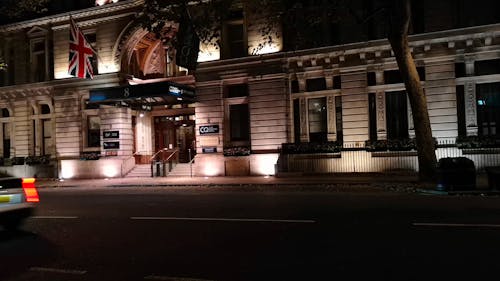 Le Drapeau Britannique Suspendu Au Dessus De L'entrée D'un Hôtel