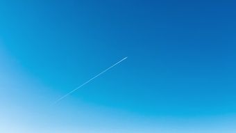 一颗人造卫星划过天际视频素材视频素材