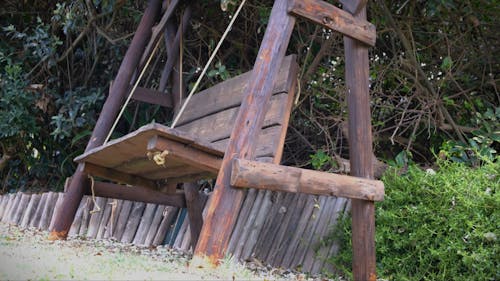 Low Angle Footage Einer Holzschaukel Im Freien, Die Von Starken Winden Geschaukelt Wird