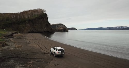 In Sella A Uno Sport Utility Vehicle Sulla Riva Del Mare