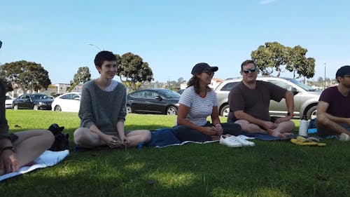 Eine Gruppe Von Menschen Versammelte Sich In Einem Park, Um Meditationsübungen Zu Machen