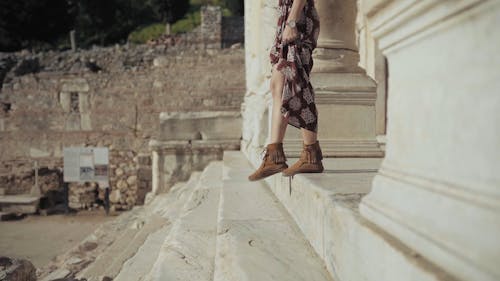 Eine Frau, Die Die Stufen Von Einer Alten Tempelruine Hinuntergeht