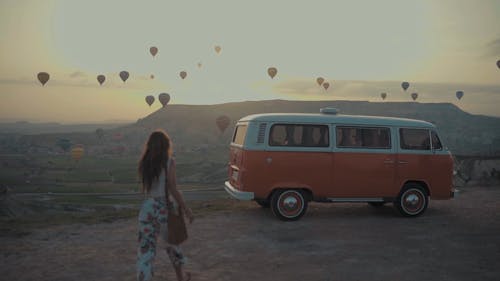 Widok Balonów Na Ogrzane Powietrze W Powietrzu I Kobieta Jedzie Jej Pojazdem