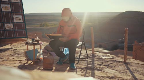 Homem Pintando Com Vista De Fundo Do Nascer Do Sol