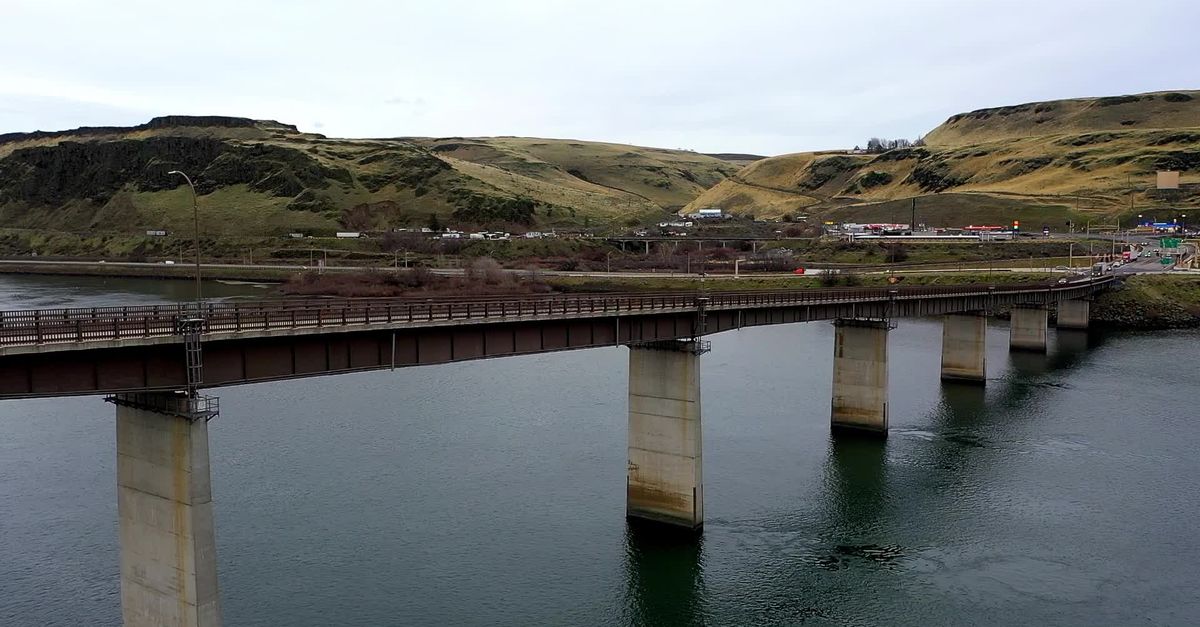 Biggs Bridge Vista Aérea Del Puente Sobre El Río Columbia En Oregón · Vídeo de stock ...